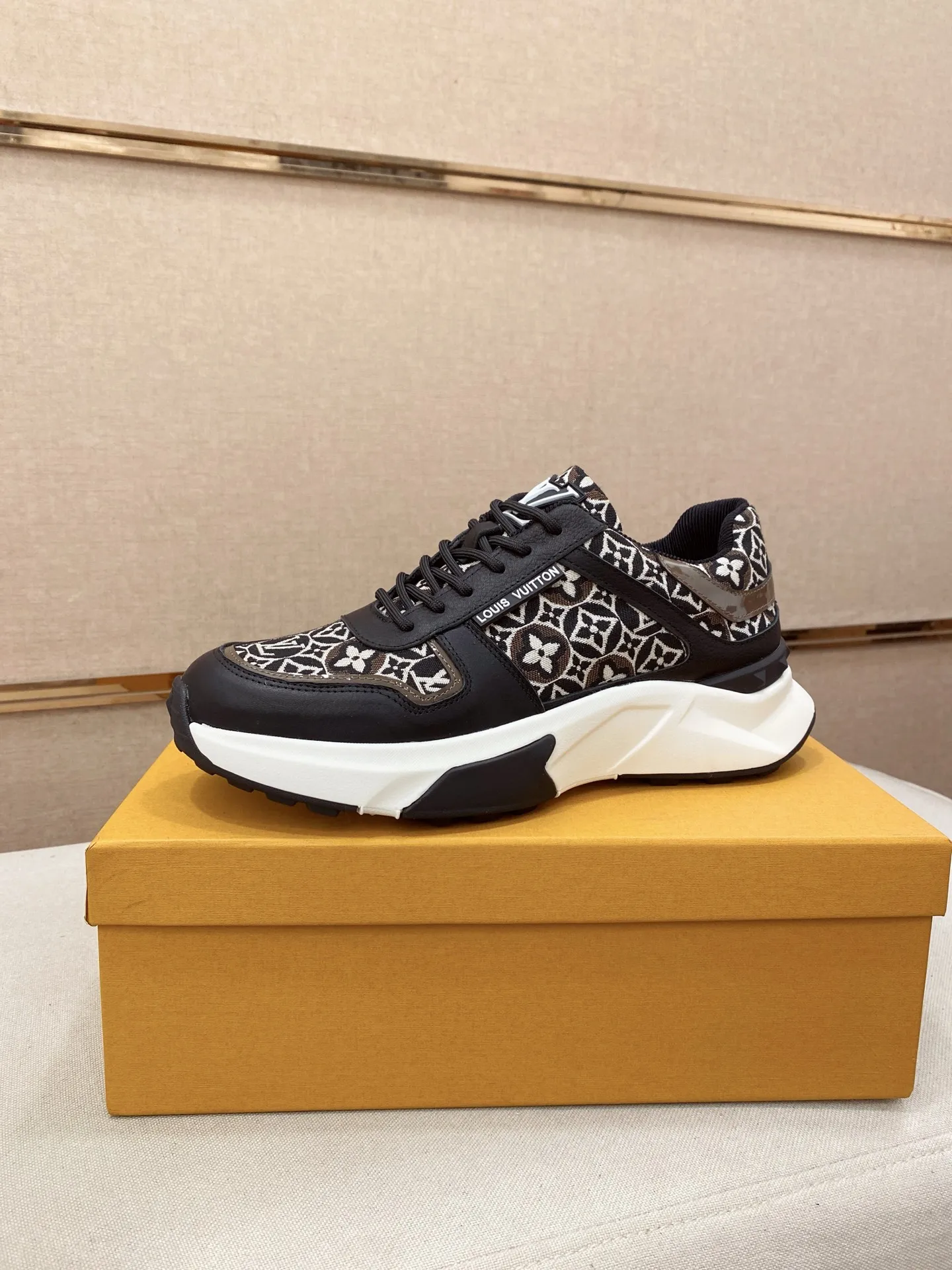 Men's shoes💰 462💰louis vuitton (Louis Vuitton/lv)🔍🔍The new counters are on sale at the same time. The uppers are imported from Italy. ️Re-engraved🇮🇹💪💪, ⚠Sole: The original sole is specially provided by the original factory, the exclusive movable molded sole is super comfortable, ⚠Original factory follow-up goods, 🔍🔍high quality, you can go in and out of the counter at will, welcome to compare⚠. Code number: 38-44 (45/46 customized, non-refundable)